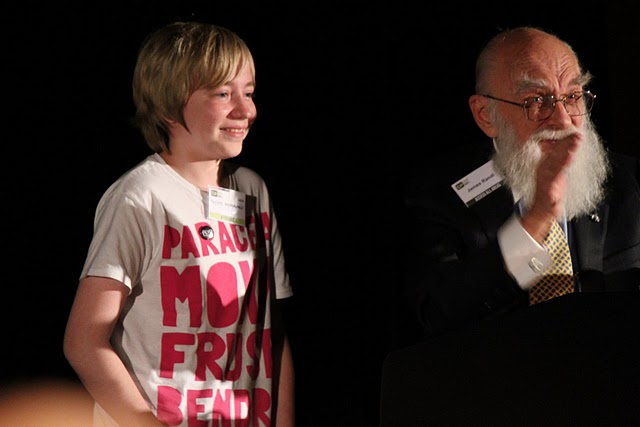 James Randi wręcza nagrodę Rhysowi Morganowi